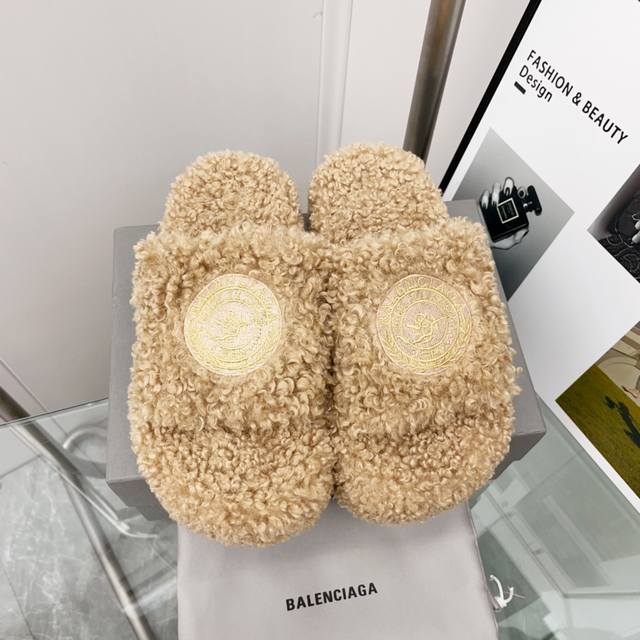 顶级版本 厚底真羊毛！新色！Balenciag 巴黎世家潮品毛拖 ！ 最新的 Political Campaign 徽标刺绣！高级感满满当当！ 欧美名媛 明星